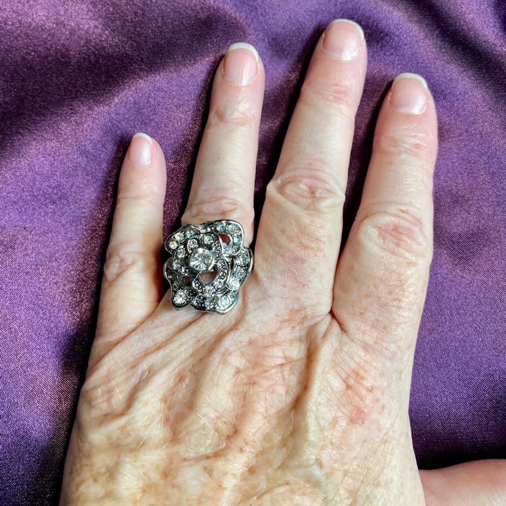 🌟Large Rhinestone Flower Ring🌟 - Picture 2 of 6